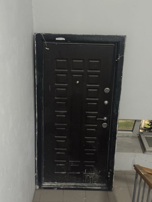 Железный наружный дверь
