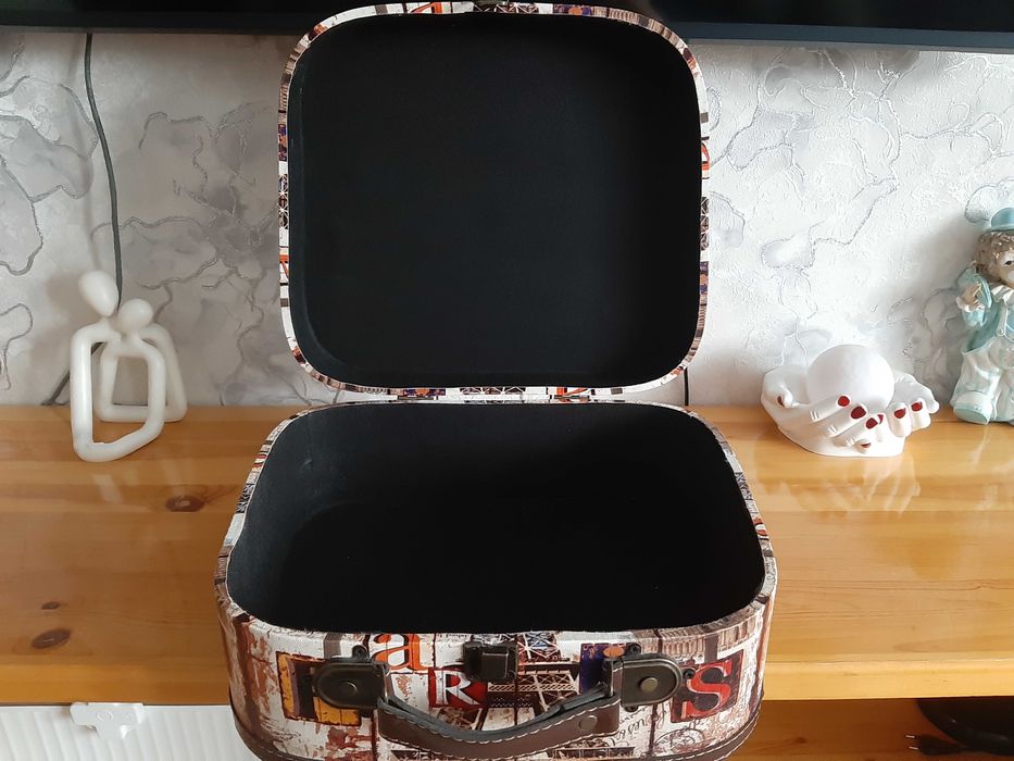 Продам чемодан декоративный