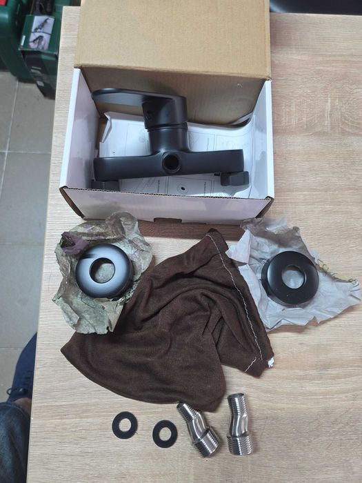 Baterii de duș Namuoto, montare pe perete, cu montare manuală în alamă