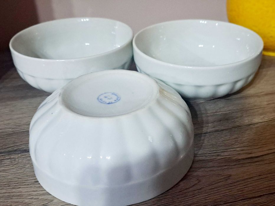 Ретро бели купи и чинии