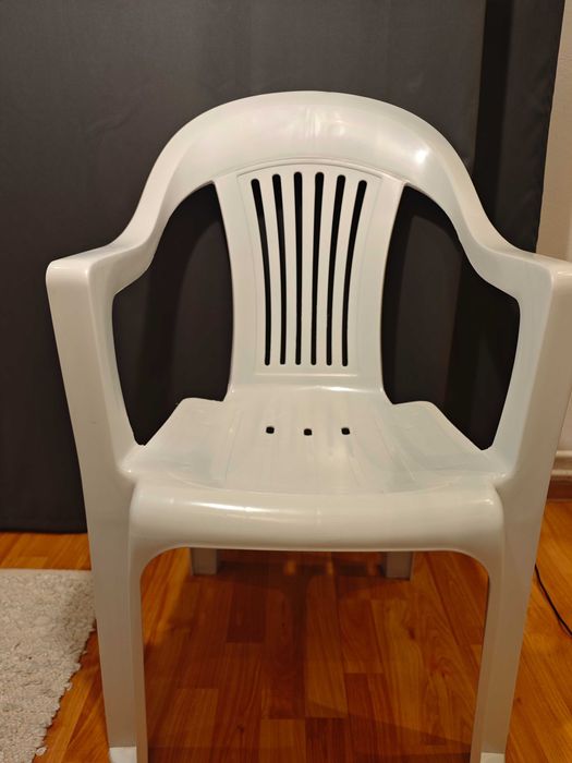 Scaun alb de plastic tip terasa oldschool