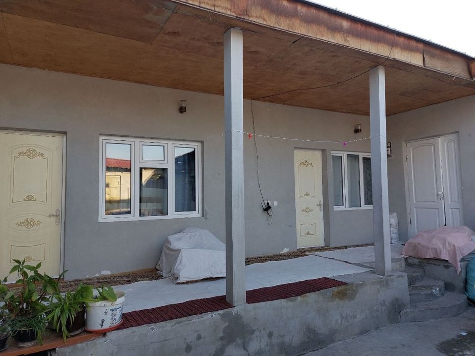 Hovli sotiladi. Oq uyda Uy sotiladi