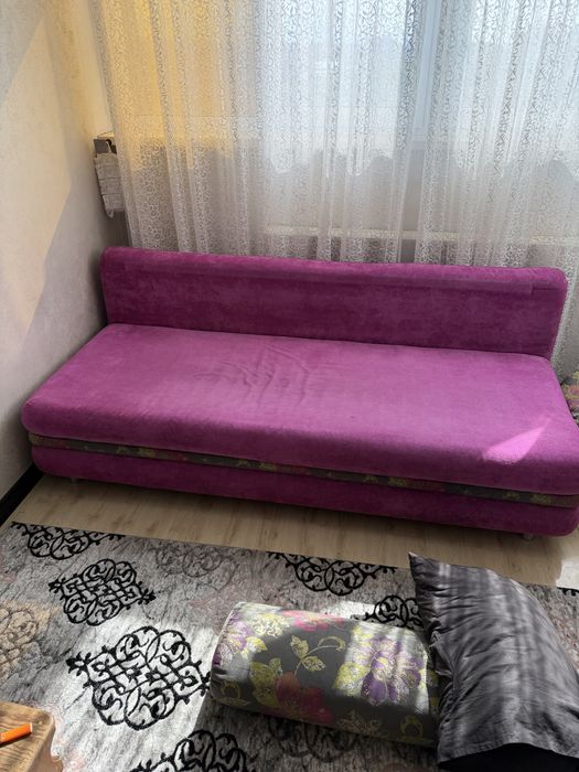 Диван с подушками