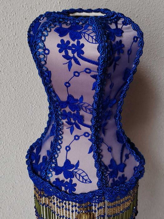 Abajur albastru si franjuri de margele pentru veioza