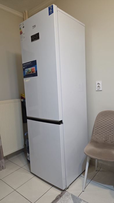 Холодильник высокий вместительный