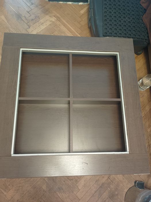 Продавам холни маси