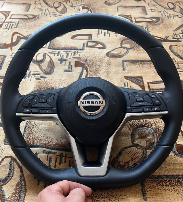 Volan + manete (bloc lumini & ștergătoare) originale Nissan – stare foarte bună