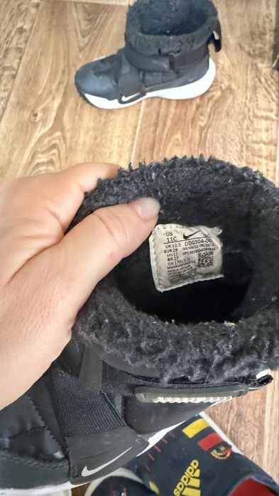 Продам дутики Nike