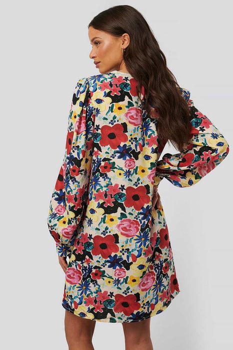 NA-KD цветна рокля с обемни ръкави