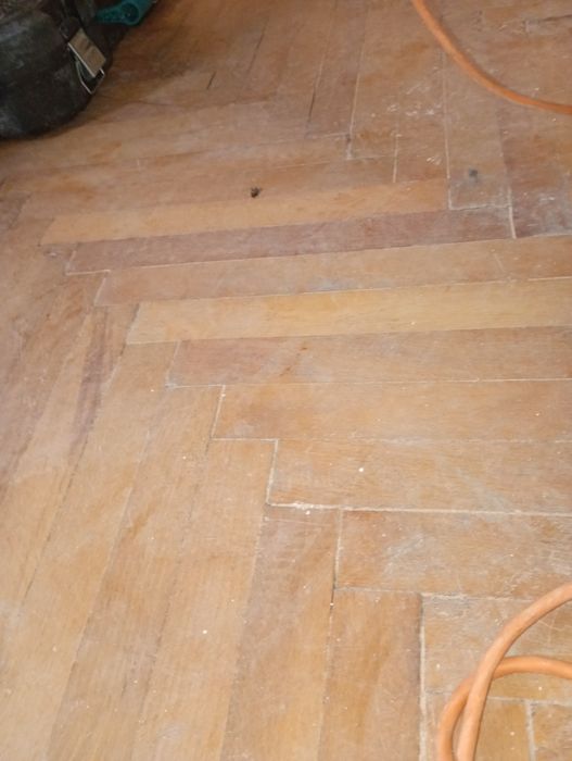 Slefuiesc parchet 75 lei mp