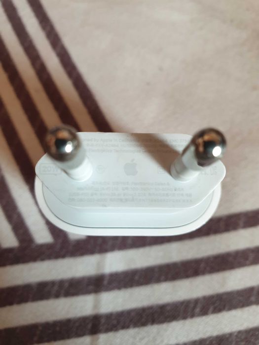 Продам оригинальное зарядное устройство от Iphone на 20w