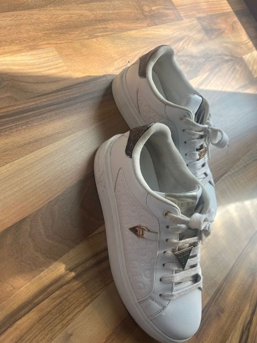 Adidasi Guess din piele marimea 40 Italia