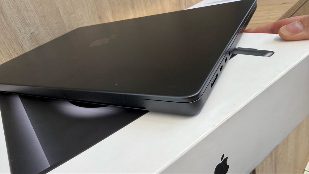 MacBook Pro M3 Pro 16” 16/512 GB, 95%, 53 цикла, полный комплект