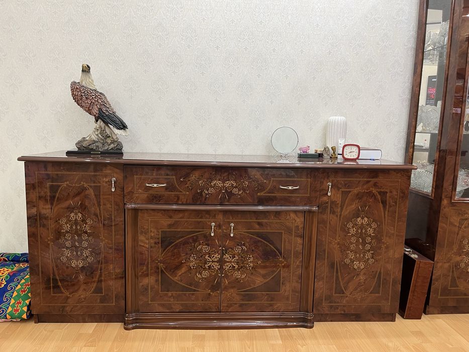 Продаётся гарнитур для гостиной (сервант, стол, комод)