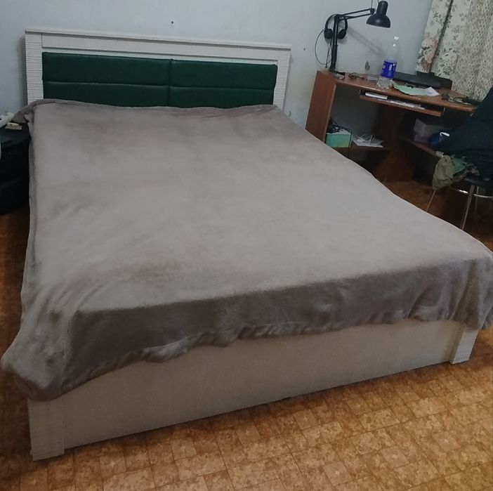 Продам кровать с матрасом размер 160х200