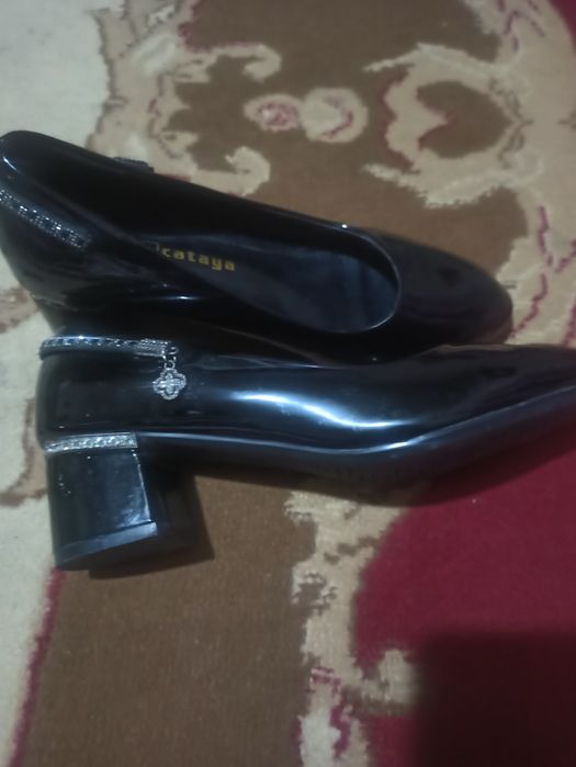 Lakirovni tufli bir marta kiyilgan.