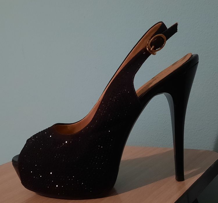 Туфли на высоком каблуке