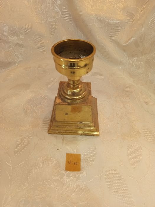 Масивни стари свещници и предмети