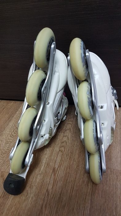 Продам девичьи роликовые коньки.