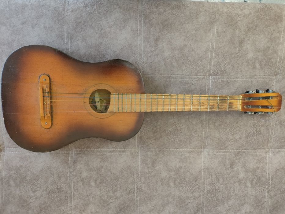 Гитара учебная продам