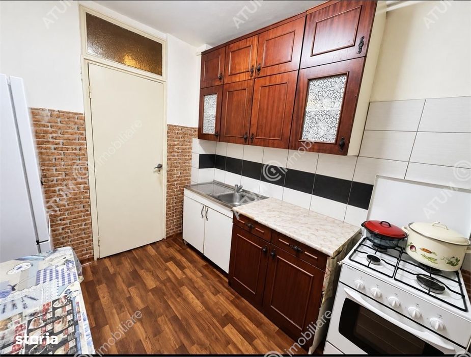 Apartament cu 2 camere decomandate si pivnita zona Semaforului