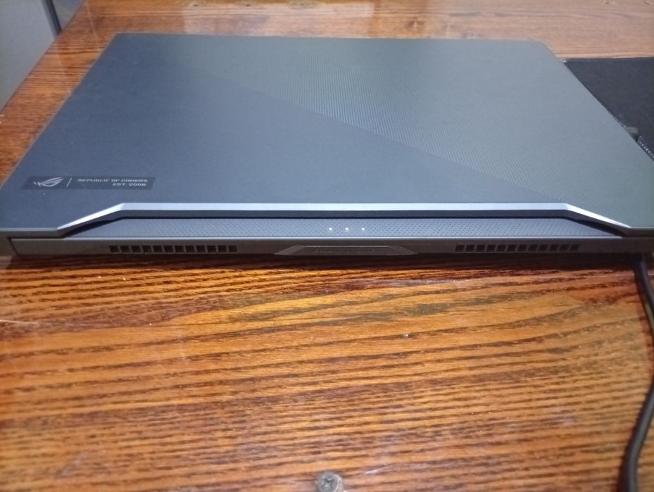 Republic of gamers IP ekranli notebook srochna sotiladi