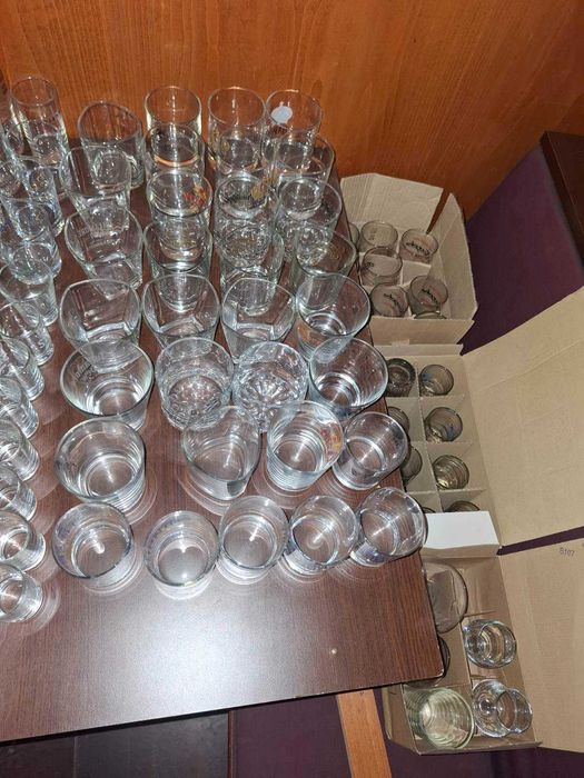 200 чащи за бира, уиски, вода, кани за вино и вода