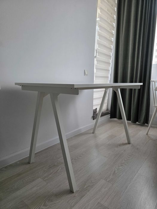 Birou în stare foarte bună. Dimensiuni: 120x70 cm, culoare albă.