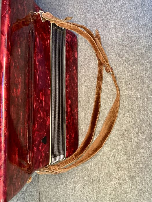 Vand Acordeon Stradella cu 120 de basi