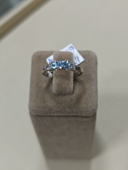 Inel aur alb 9k 1.78gr cu diamante naturale și topaz (r)