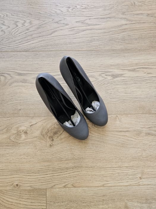 Сиви обувки на ток