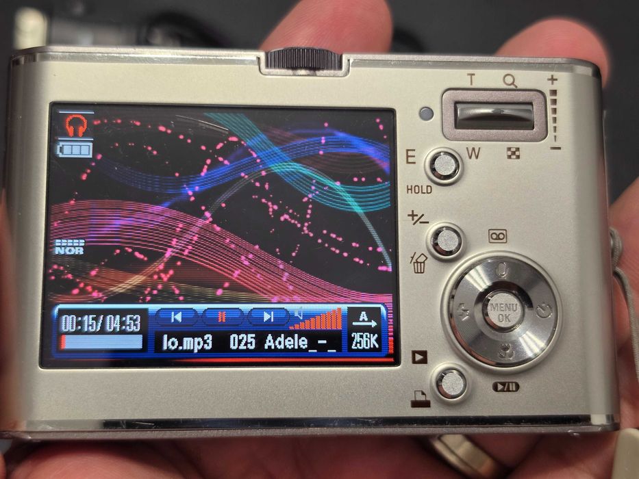 Aparat foto  digital cu MP3 player Samsung NV3 7.2MP 3x Zoom