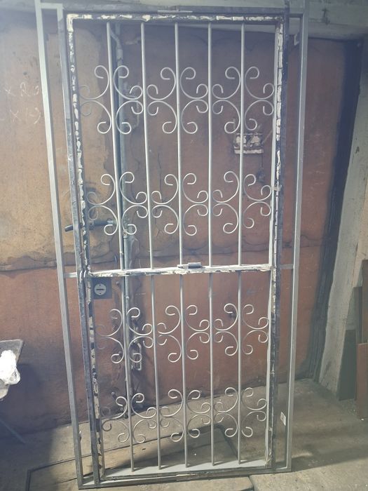 Продам.  Две     Двери железные.