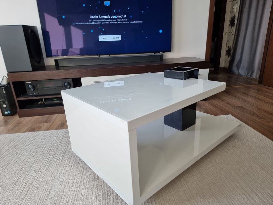 Masa din pal alb cu sticla