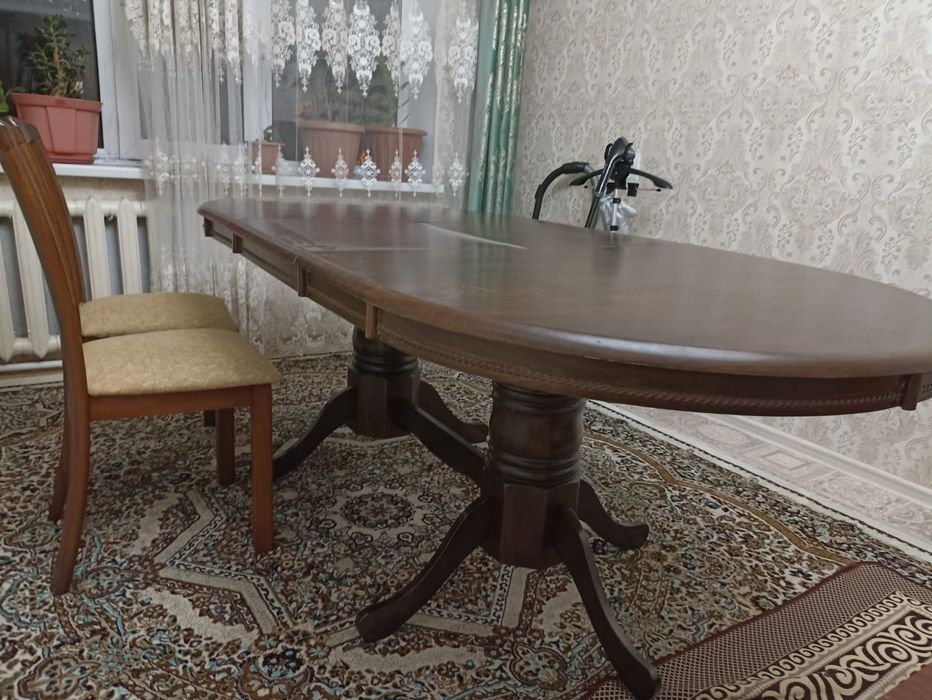 Продаётся  Стол и стулья