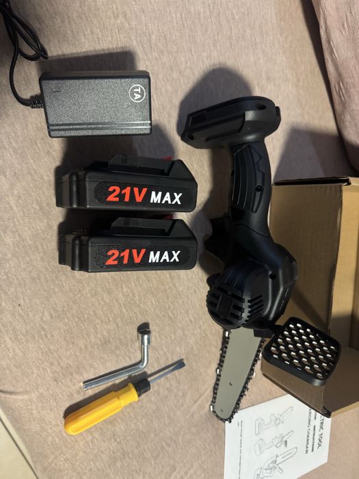 НОВА акумулаторна резачка за дърва и клони с 2 батерий и зарядно