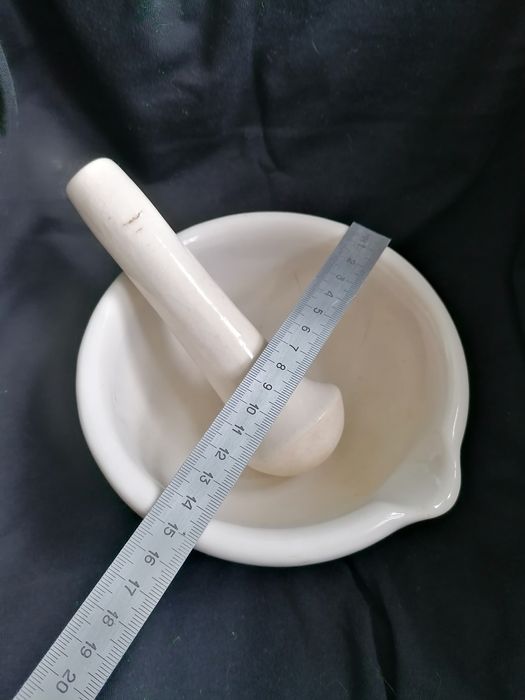 Аптекарски порцеланов хаван