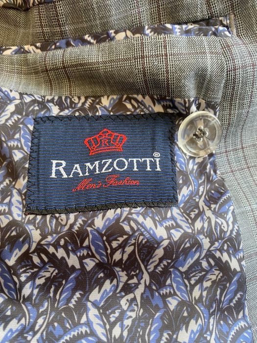 Продам костюмы мужские