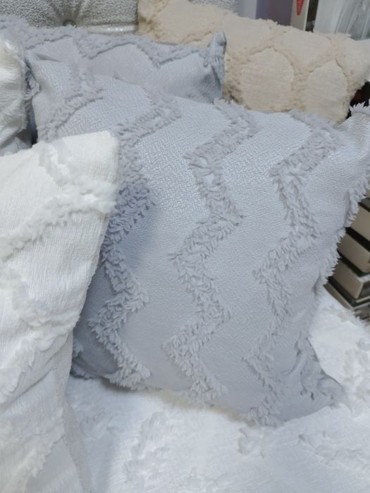 Декоративни възглавнички с текстуриран геометричен дизайн