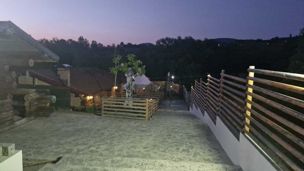 Casa de vânzare cu cabane ,foisor si log glemping