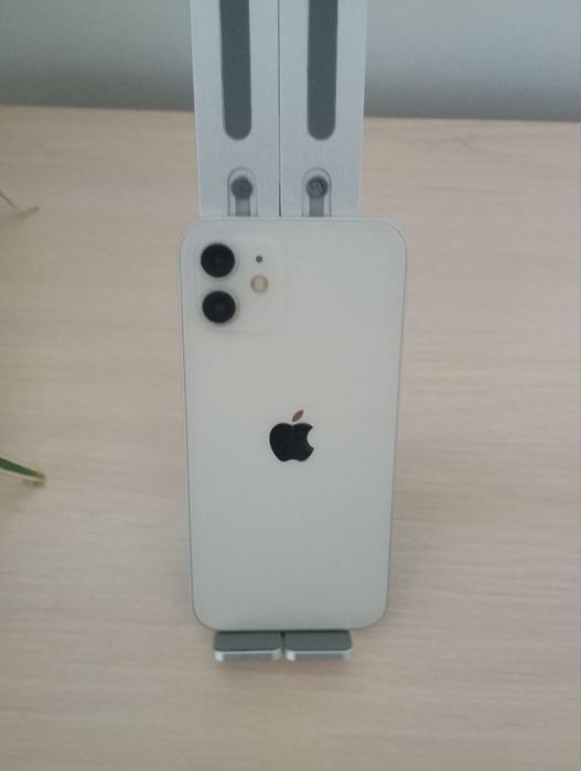 Продаю iPhone 12, белый.