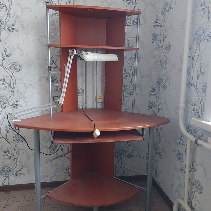 Компьютерный стол в хорошем состоянии,