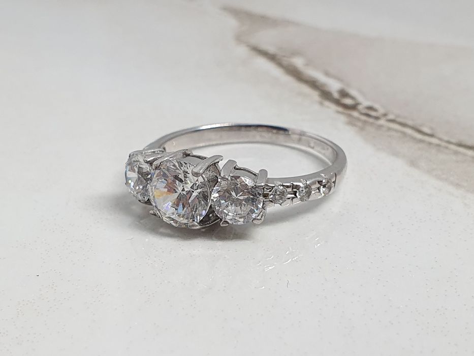 Inel din aur alb de 14K cu 3 pietre semiprețioase albe – mărimea 56