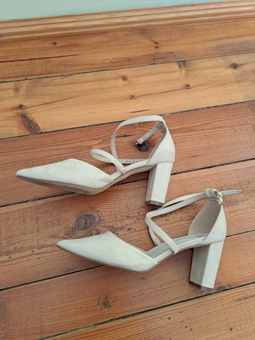 Остри сандали с дебел ток