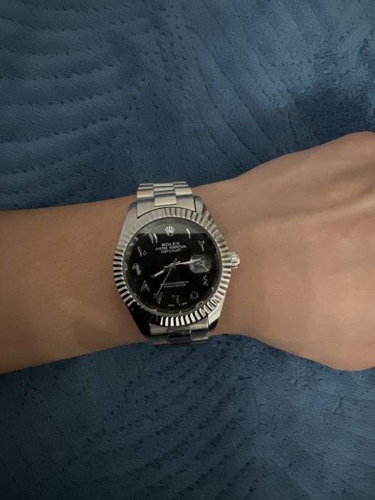 Часы наручные.