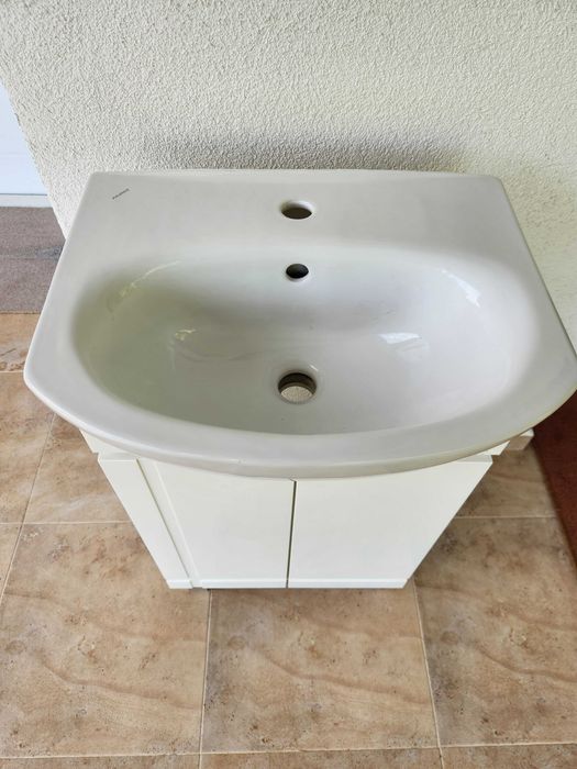 Водоустойчив долен шкаф за баня TRIANO с мивка.