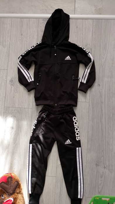 Trening Adidas mărimea 110 purtat de 3-4 ori