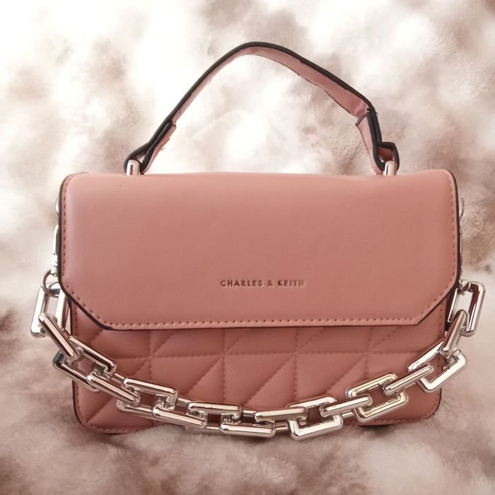«Сумка Charles & Keith в пудрово-розовом цвете»