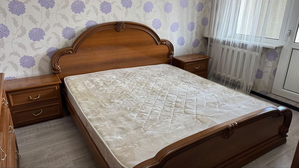 Кровать с двумя тумбами