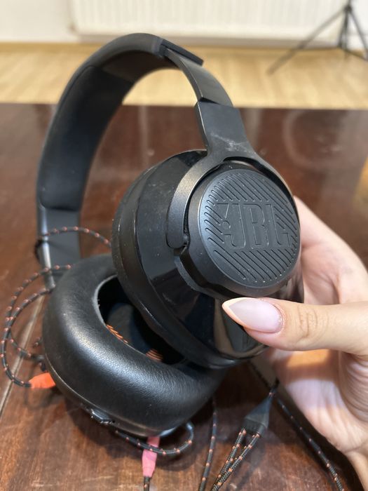 JBL слушалки с микрофон